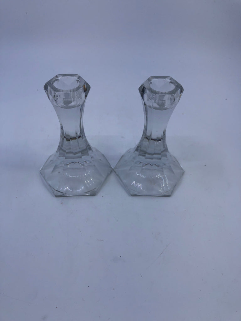 2 CLEAR GLASS TAPER CANDLE HOLDERS.
