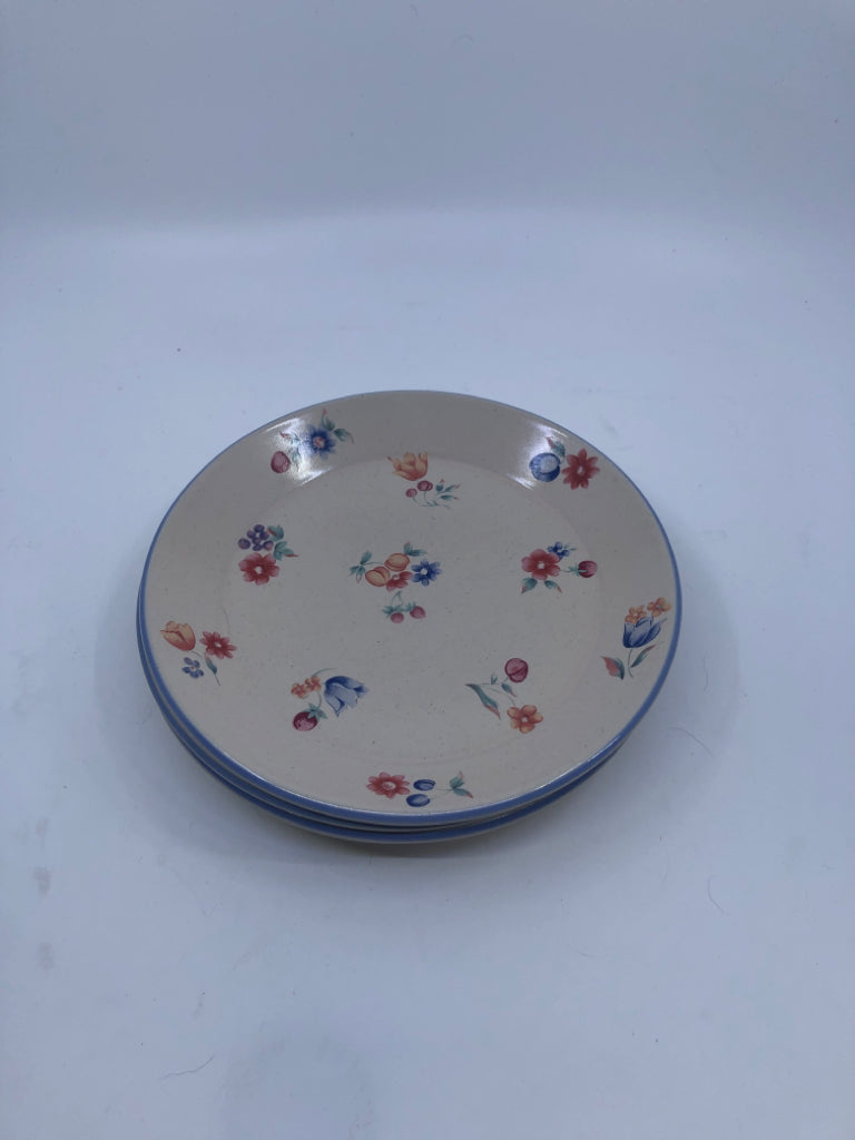 4 ORANGE AND BLUE FLORAL LUNCH PLATES.