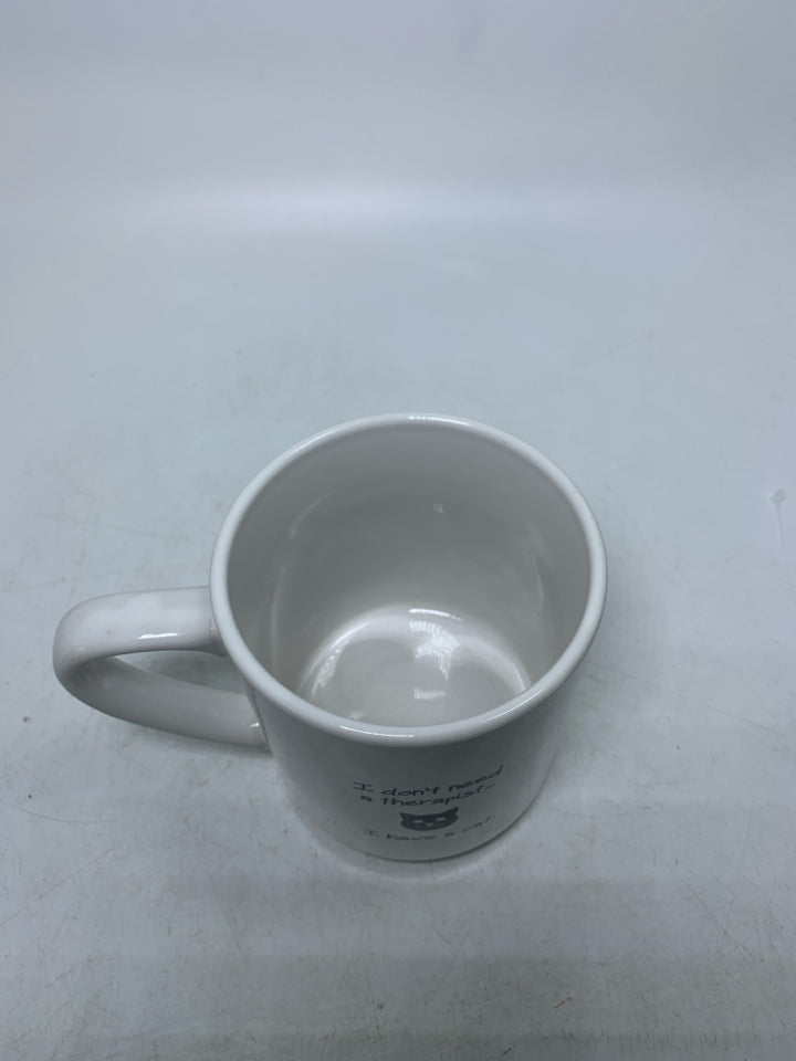 I DONT NEED A THERAPIST I HABE A CAT MUG.
