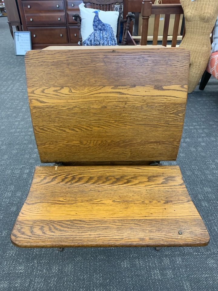 VTG ANTIQUE WOOD SCHOOL DESK W/BOOK CUBBY.