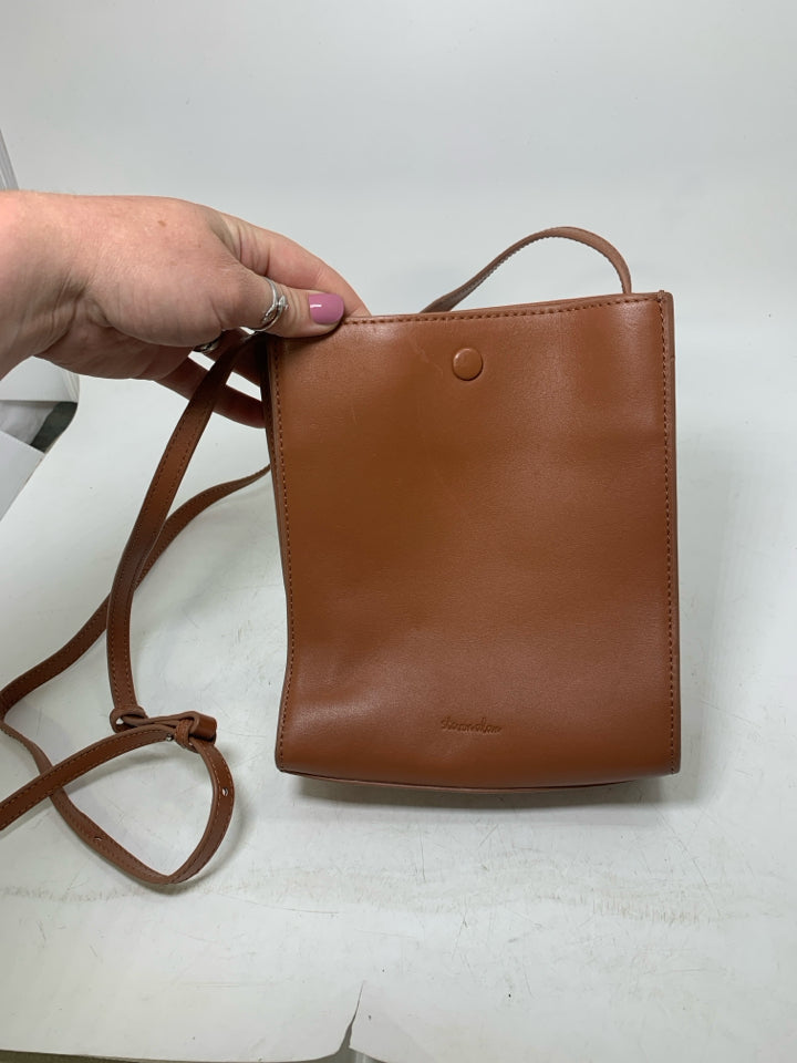 Steven Alan ‘Camden’ Leather Crossbody