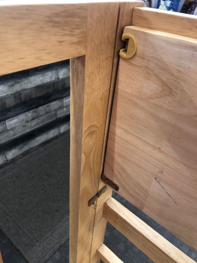 4-TIER LIGHT WOOD FOLDING SHELF.