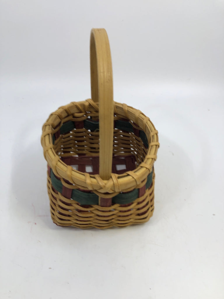 SMALL WOVEN BASKET W/RED&GREEN WOOD BOW 7.