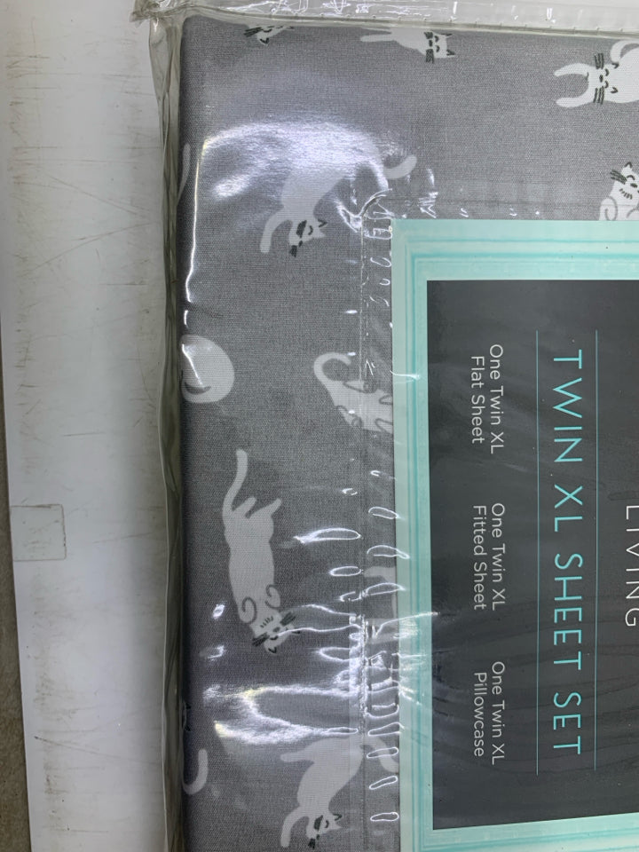 WHITE CATS TWIN XL SHEET SET.
