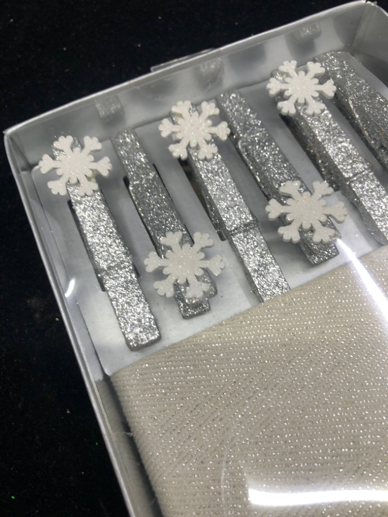 NIB SILVER SPARKLE CARD GARLAND.