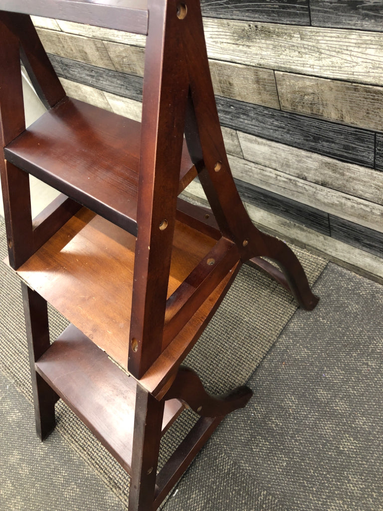 DK WOOD CHAIR/STEP LADDER *MINOR WEAR.