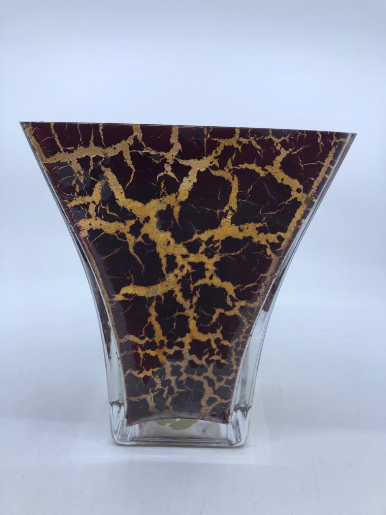 RED AND GOLD CRACKLE PATTERN VASE W FLARED EDGES.