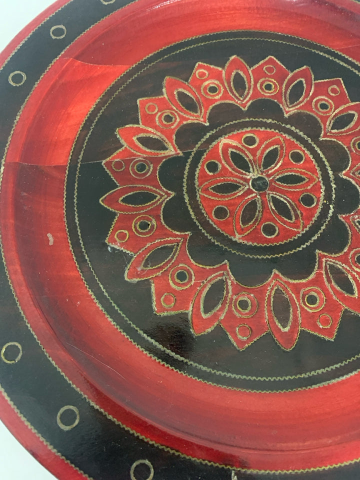 RED WOOD SERVING PLATE W/ BLACK DETAILS.
