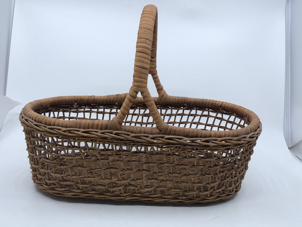 WICKER BASKET W/HANDLE.