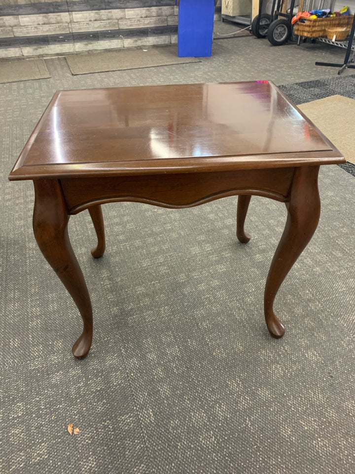 VTG WOODEN SIDE TABLE W/PULL-OUT TRAY.