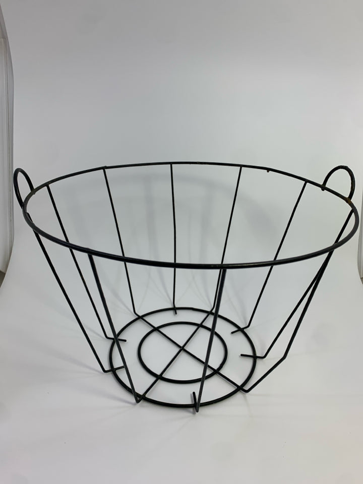 ROUND BLACK WIRE BASKET W/SMALL HANDLES.