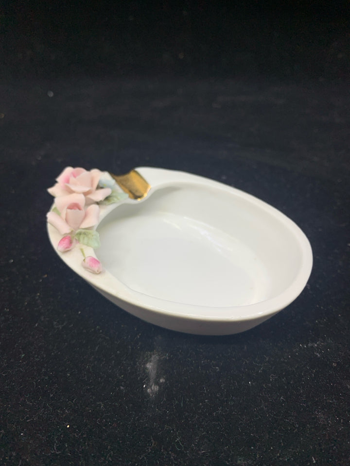 VTG WHITE OVAL ASH TRAY W/ EMBOSSED PINK FLOWERS.