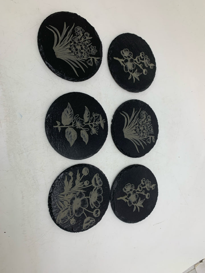 6 CIRCLE SLATE FLOWER DETAILED COASTERS IN BAG.