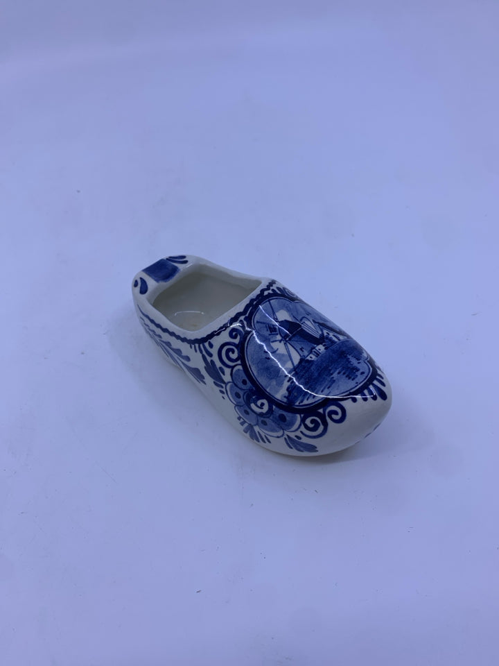 VTG CERAMIC WHITE/BLUE DUTCH SHOE.