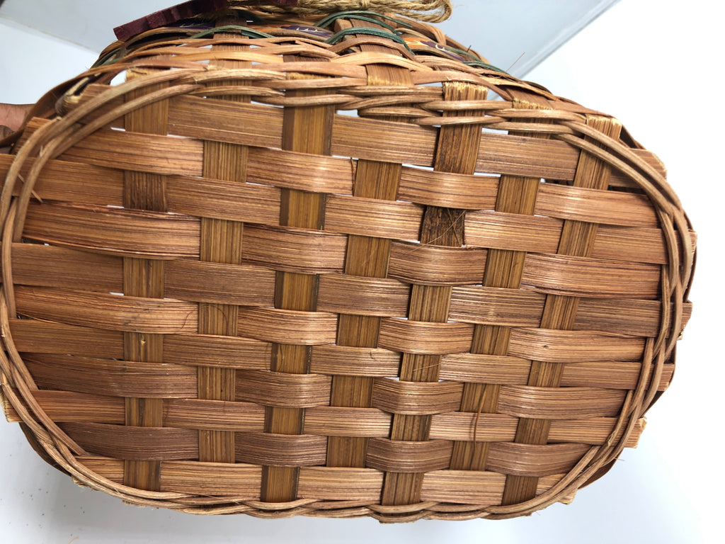 WOVEN BASKET W/WOOD LEAVES AND HANDLE.