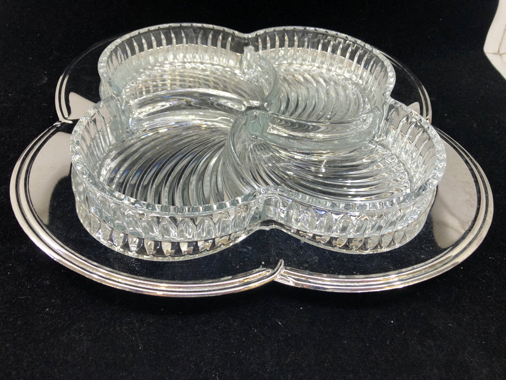 DIVIDED GLASS SERVER WITH CHARGER UNDERPLATE.