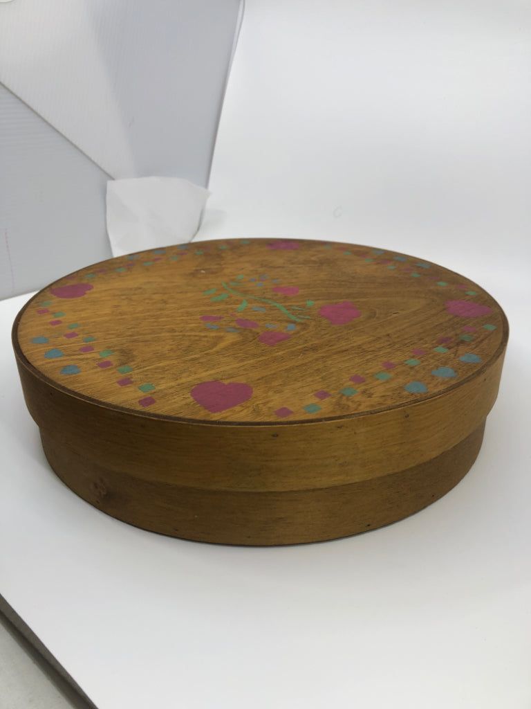 HEAVY VTG WOOD PAINTED ROUND STORAGE BOX.