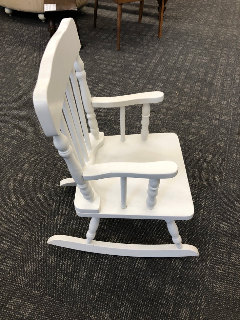 CHILDRENS WHITE WOOD ROCKING CHAIR.