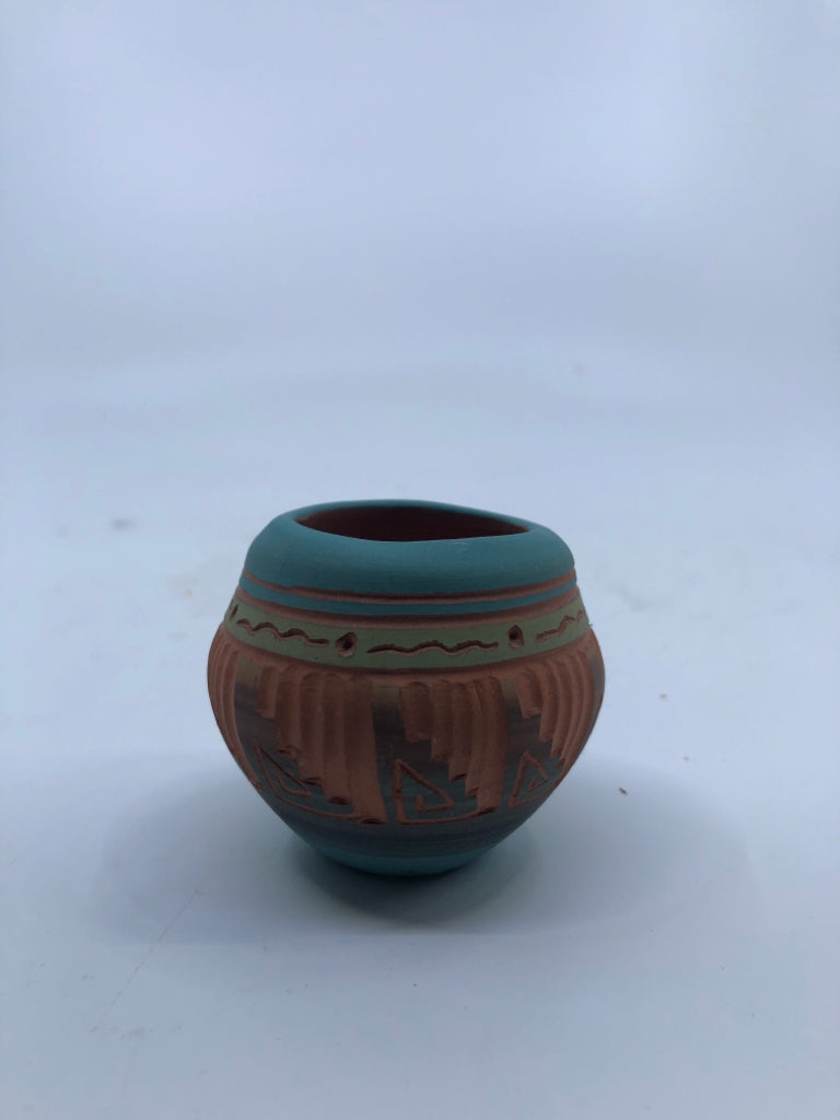 MINI AZTEC STYLE POT.