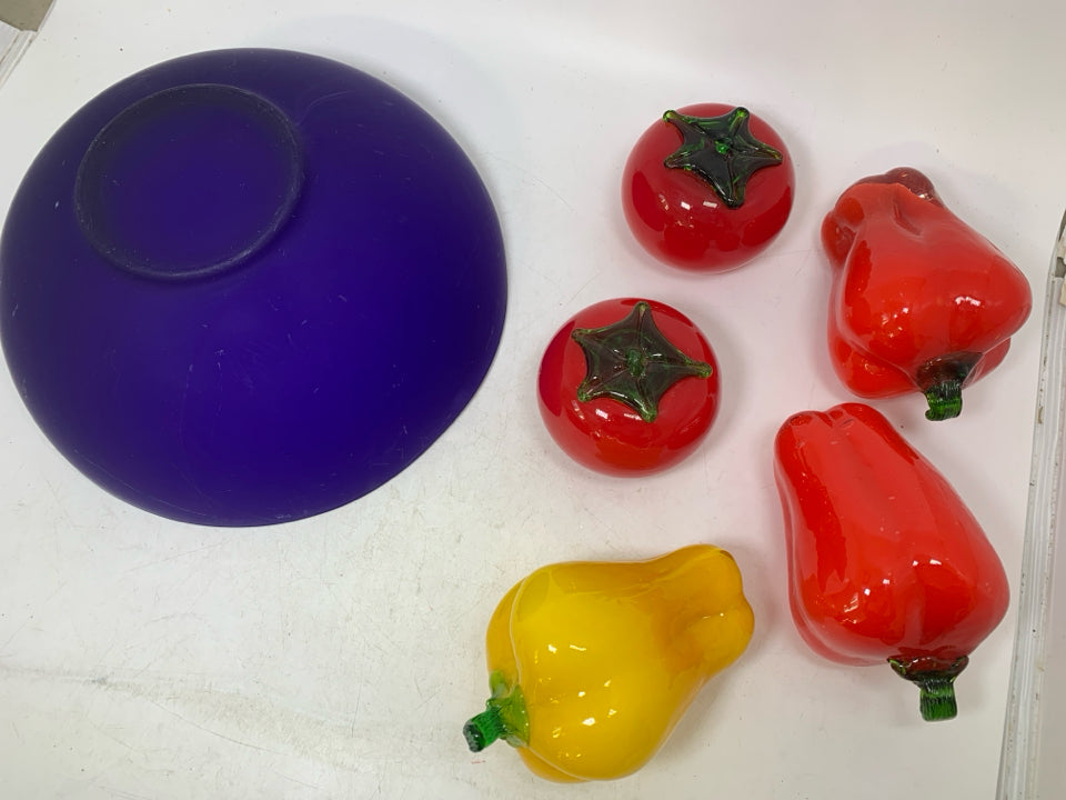 6 PC DARK BLUE GLASS BOWL W/ 5 BLOWN GLASS LOOSE VEGGIES.