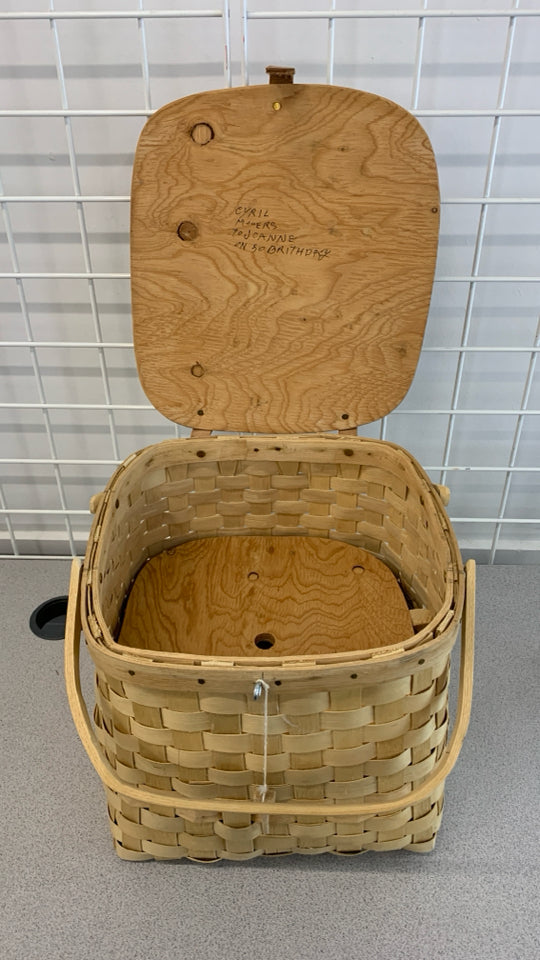 BARE WOOD PICNIC BASKET W/DIVIDER.