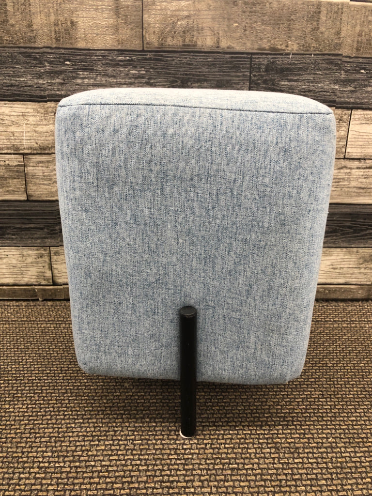 BLUE SMALL SQUARE STOOL.