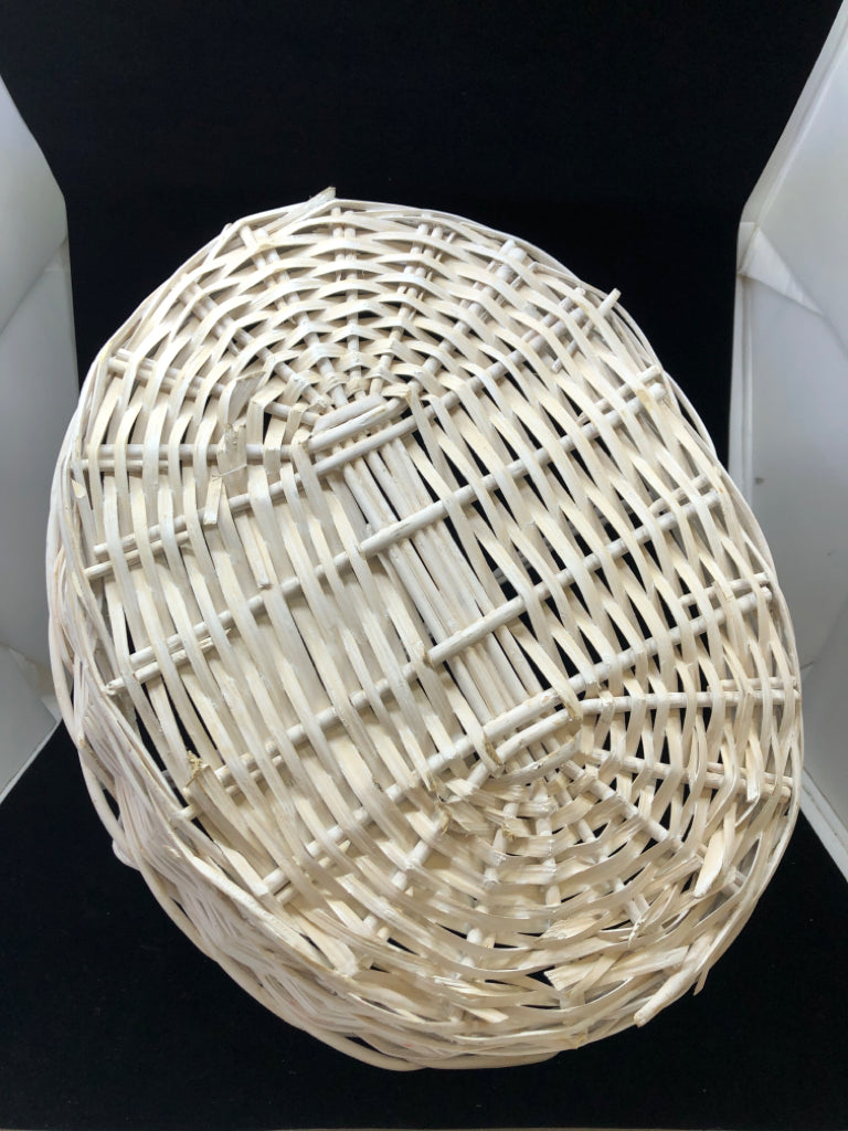 LARGE WHITE OVAL SHAPED BASKET WITH HANDLE.