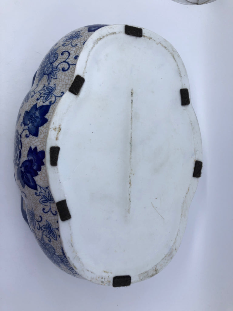 BLUE AND WHITE LARGE CRACKLE STYLE PLANTER.