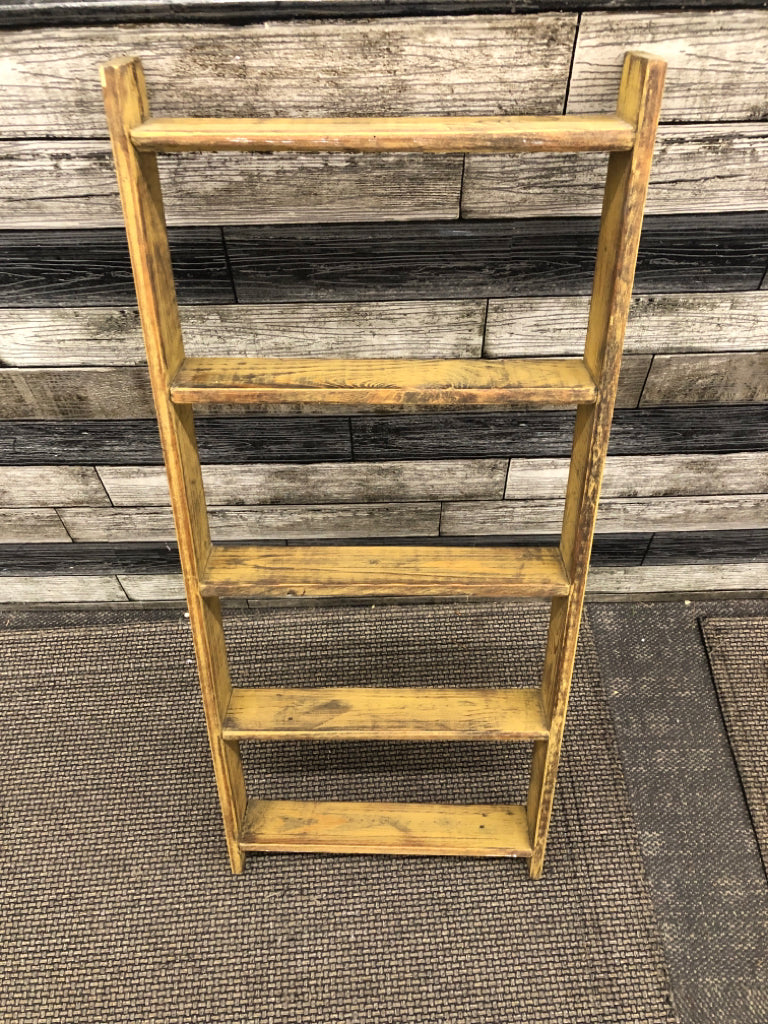 DISTRESSED WOOD LADDER DECOR.