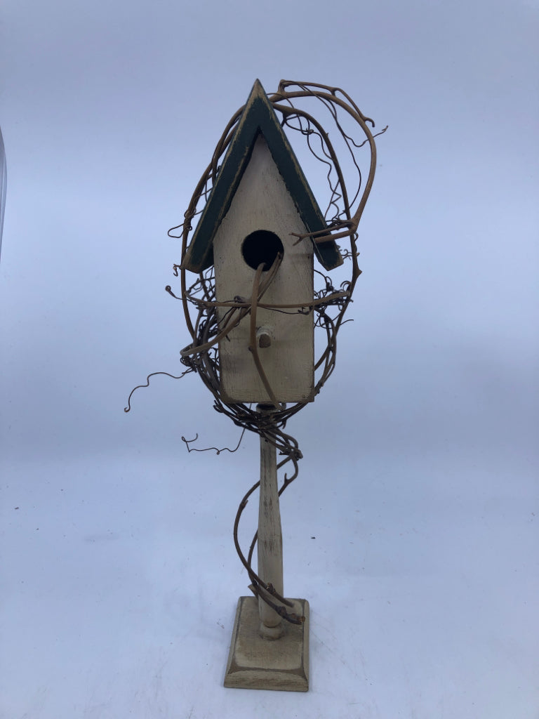 DISTRESSED BIRDHOUSE W TWIG.