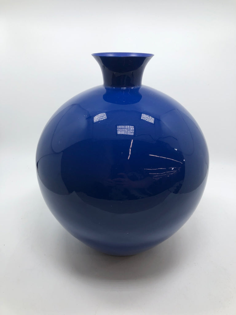 ROUND BLUE CERAMIC VASE.