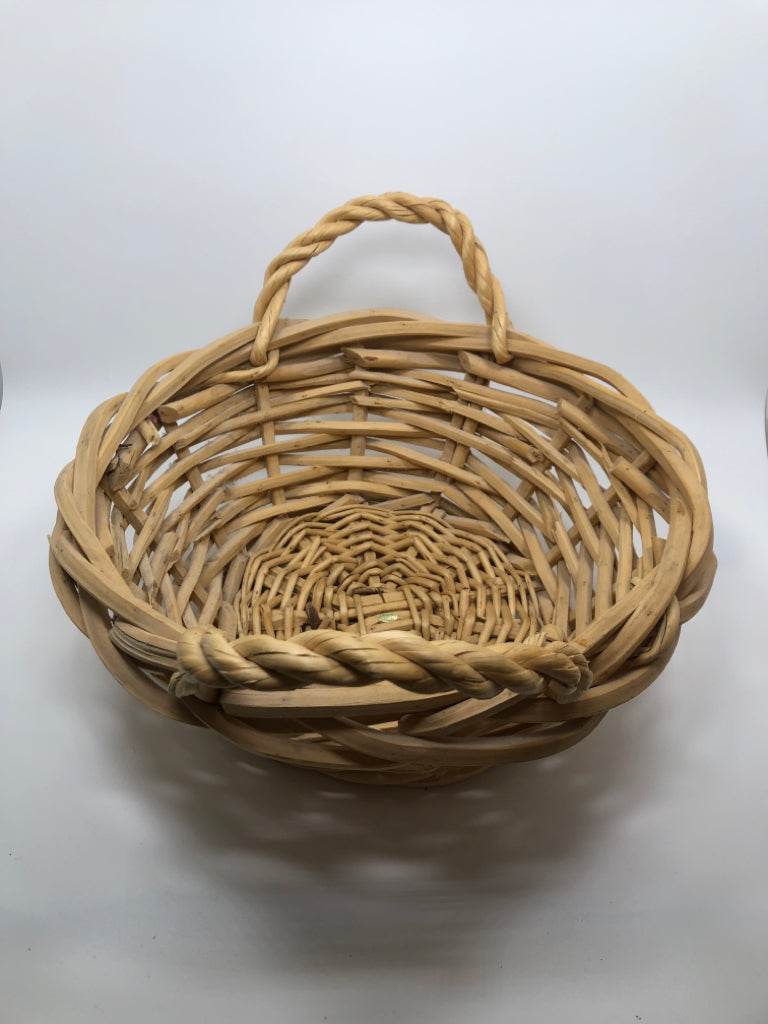 LIGHT WOVEN WOOD BASKET W/HANDLES.