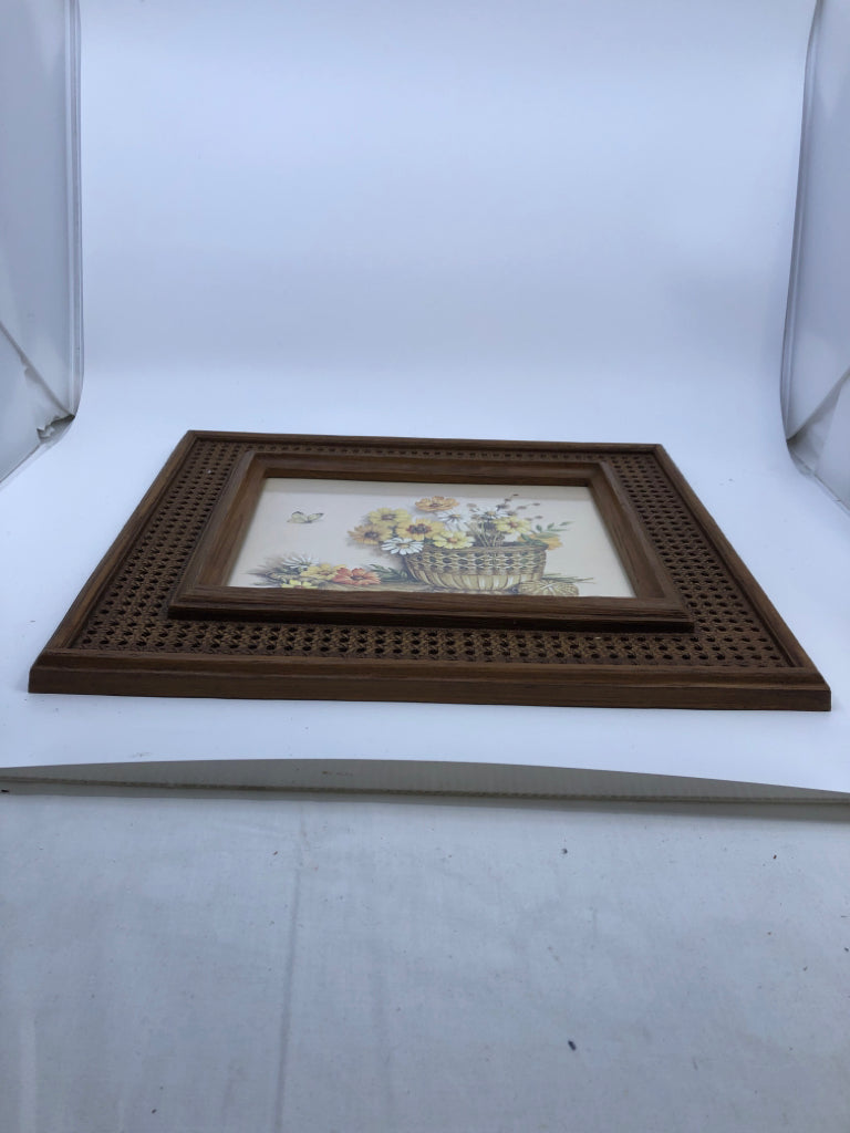 VTG FLORAL IN BASKET WALL HANGING.