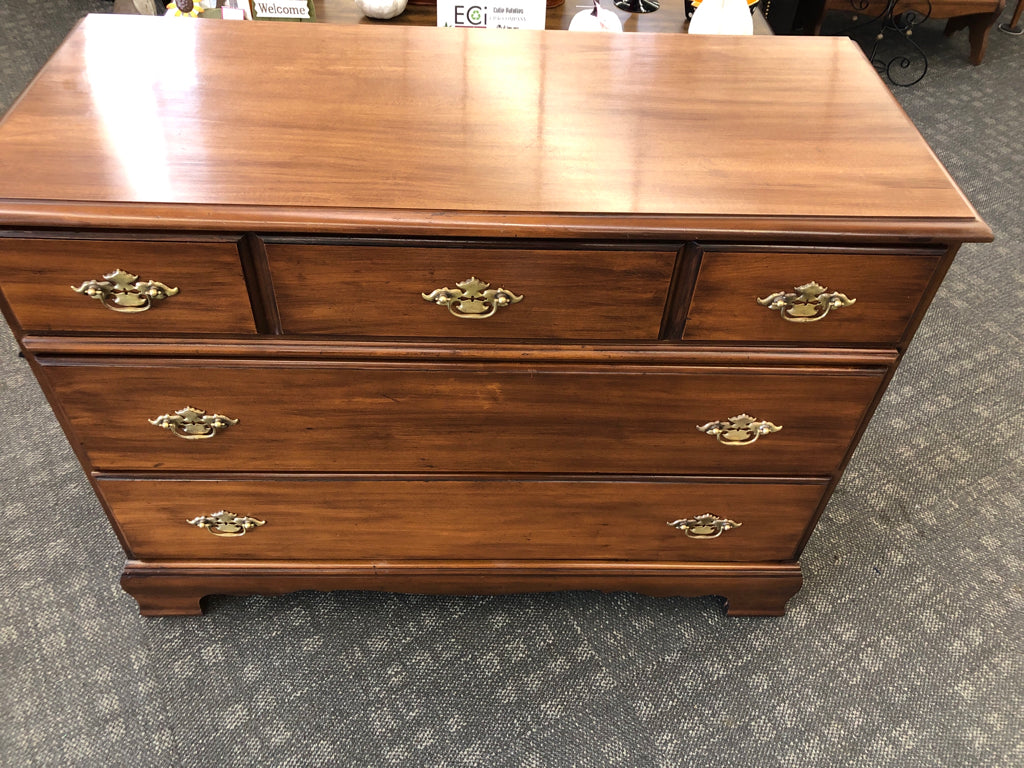 SHORT WOOD 3 DRAWER DRESSER WITH GOLD ACCENTS.