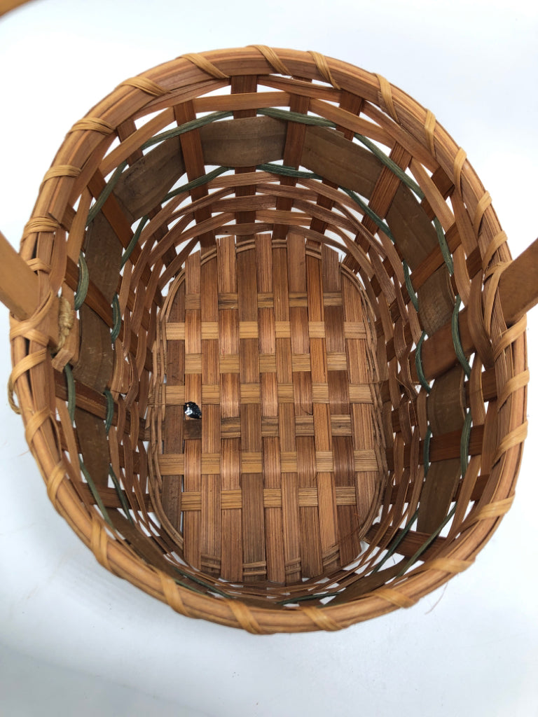 WOVEN BASKET W/WOOD LEAVES AND HANDLE.