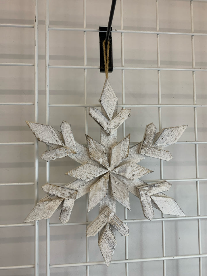 MED WOODEN SPARKLY SNOWFLAKE WALL HANGING.