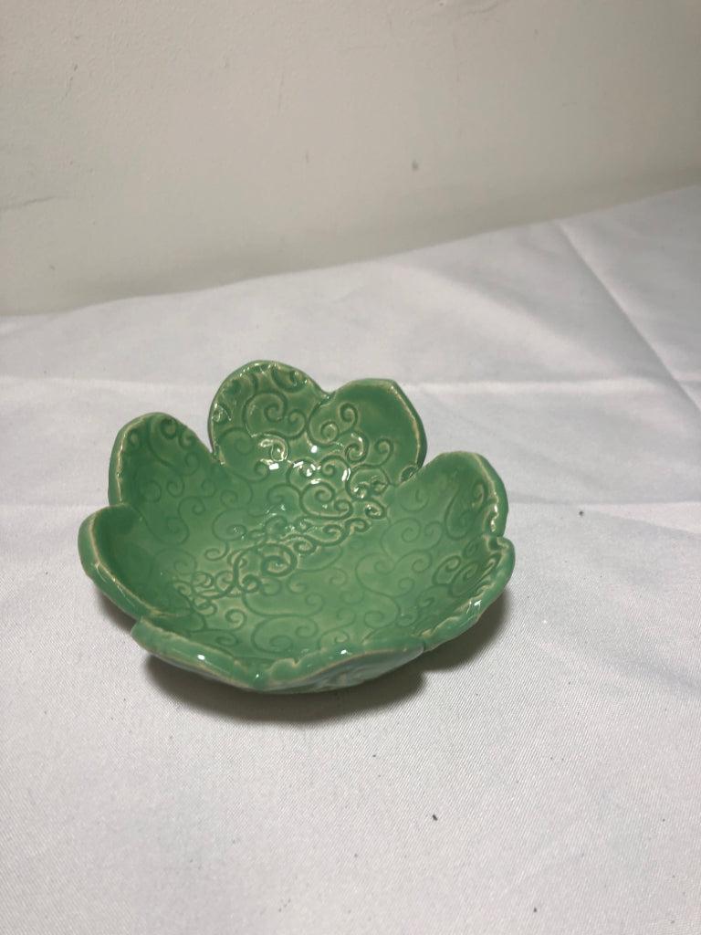 GREEN SWIRLED POTTERY CATCH DISH.