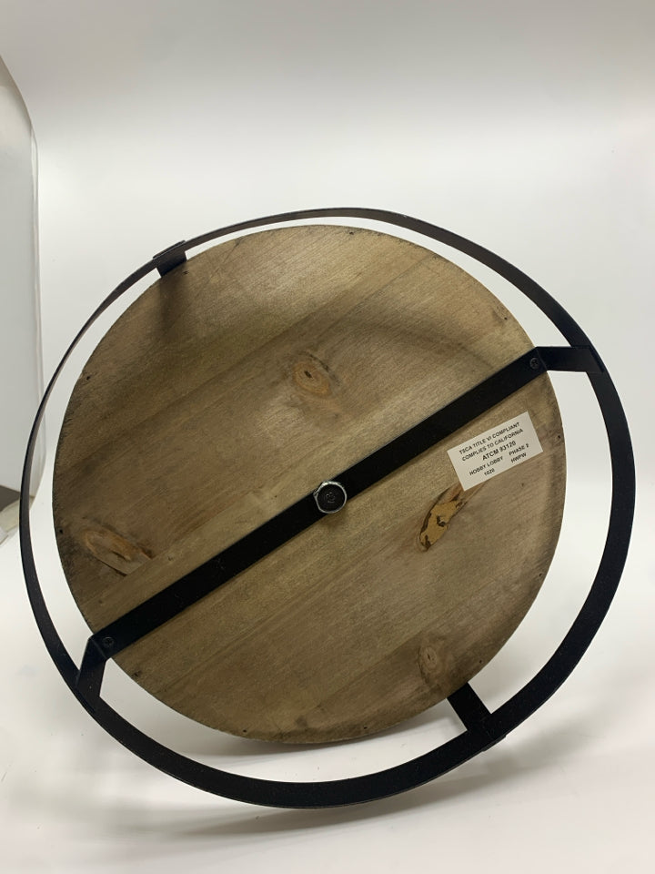 2 TIER BROWN METAL AND WOOD SERVING STAND.
