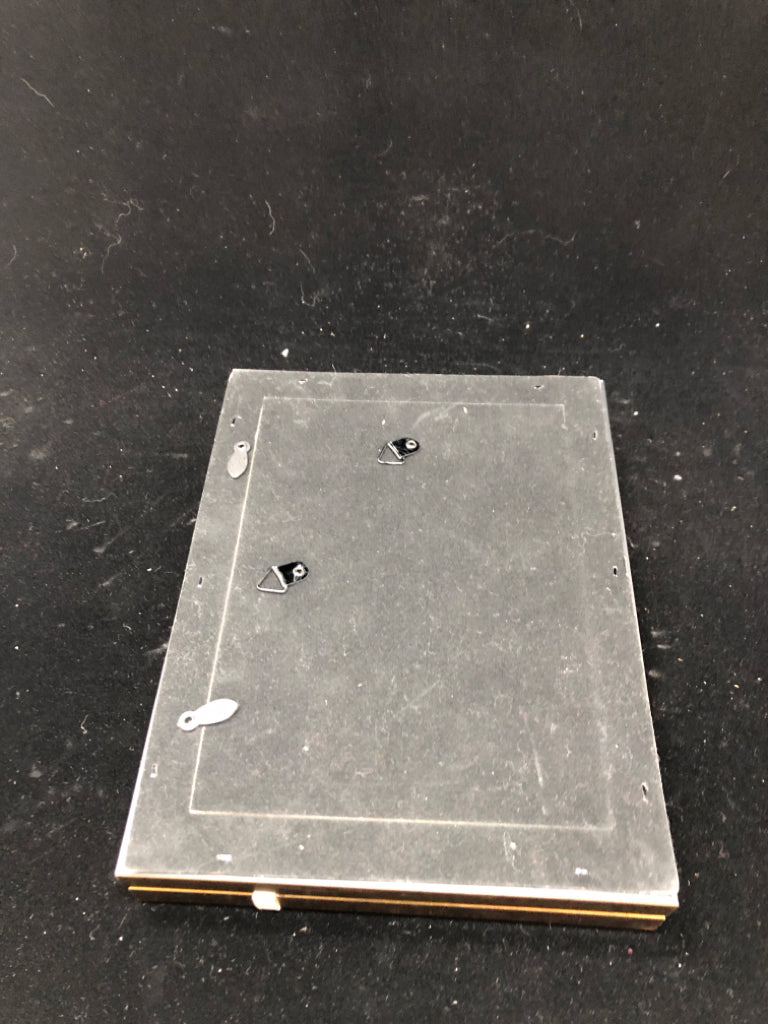 NWT FOLDING GOLD PICTURE FRAMES.