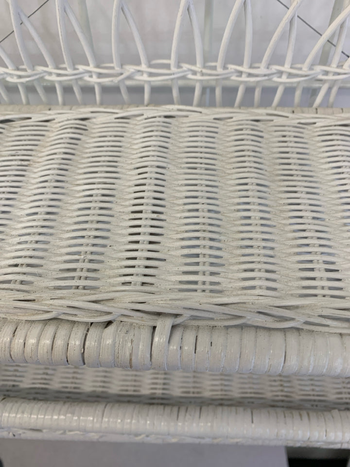 WHITE WICKER BATHROOM WALL SHELF W/TOWEL BAR.