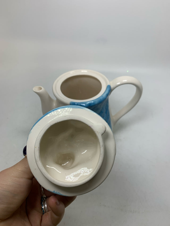VTG PMC EMBOSSED CAT W/ BLUE BLANKET TEAPOT.