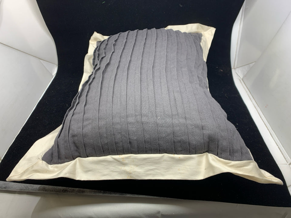 GREY W WHITE EDGE PILLOW.