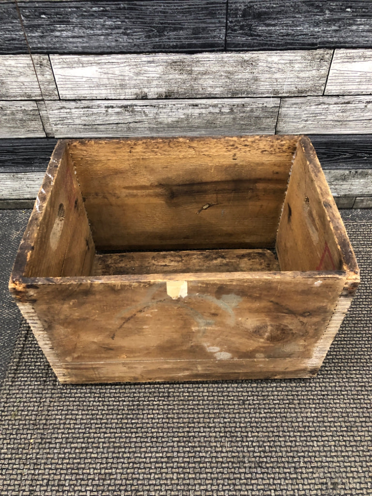 VTG "HP HOOD & SONS" WOOD CRATE.