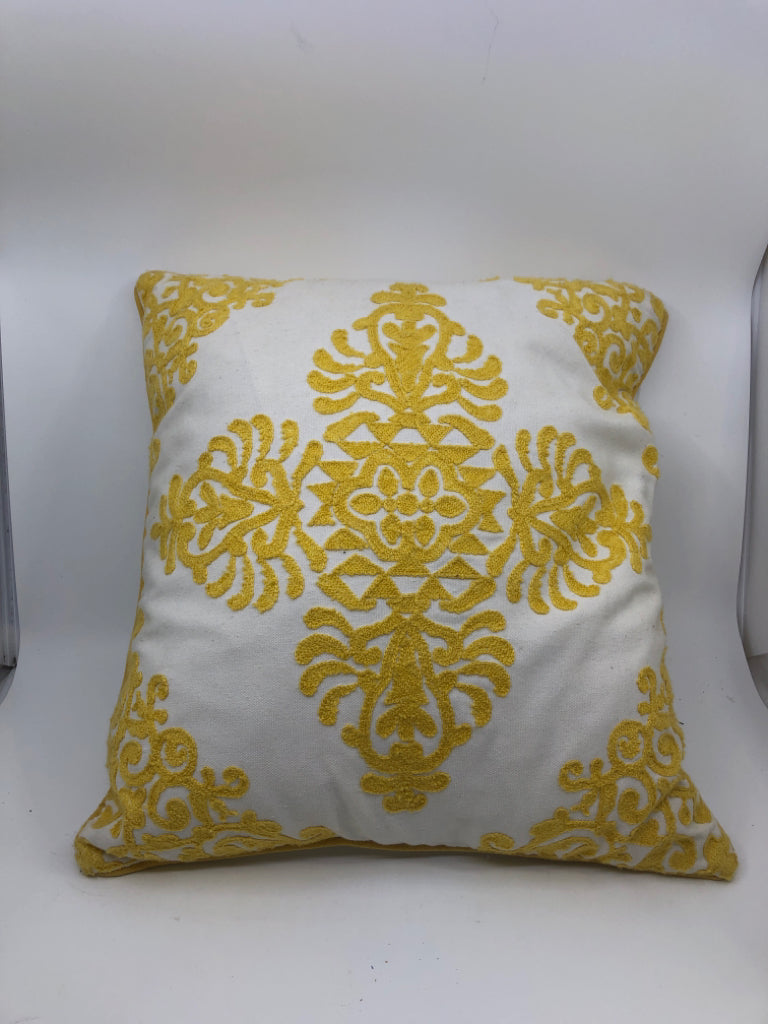 MEDALLION SQUARE PILLOW- YELLOW.