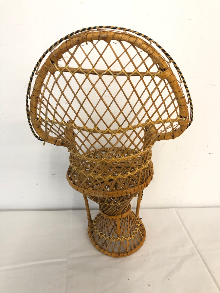 SMALL WOVEN PLANT CHAIR.