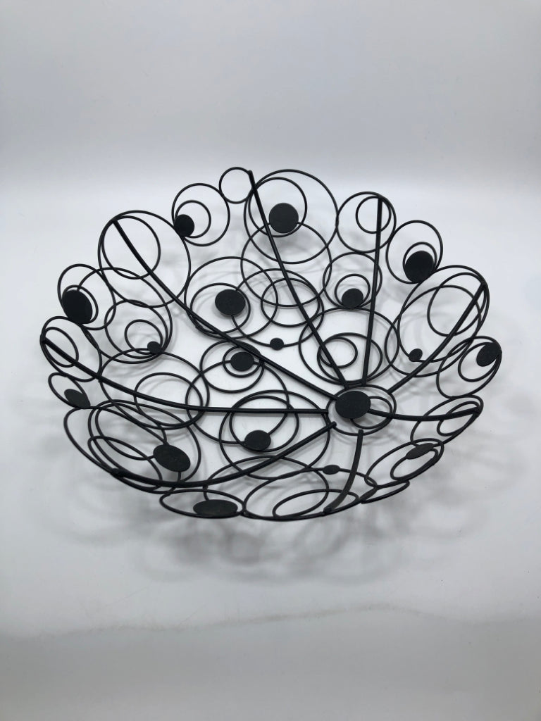 BLACK METAL CIRCLES FRUIT BASKET.