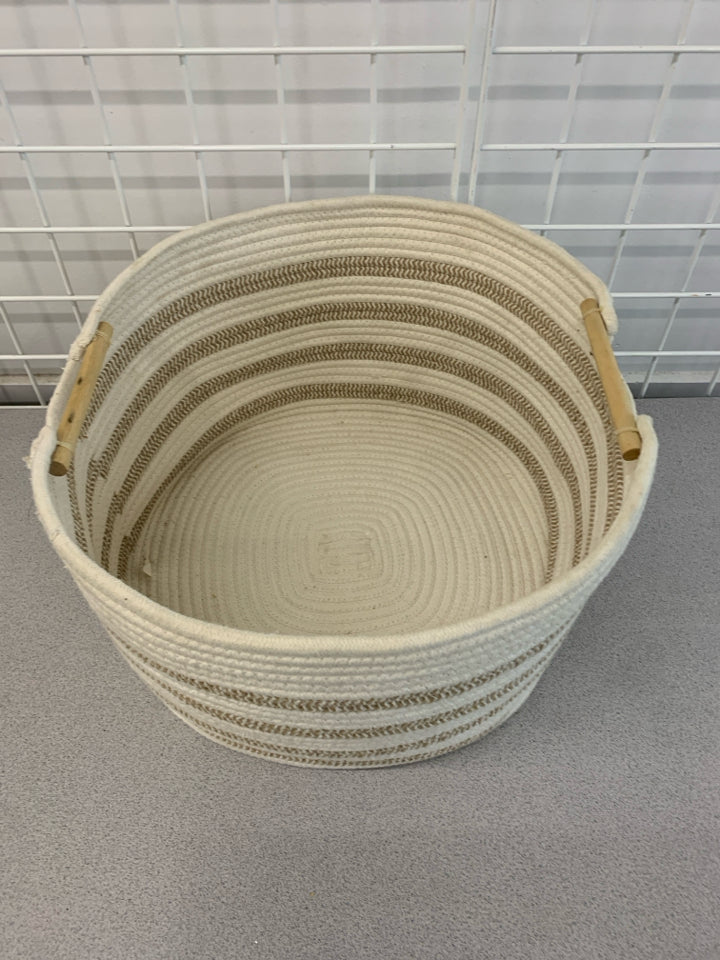 BEIGE/CREAM WOVEN BASKET.