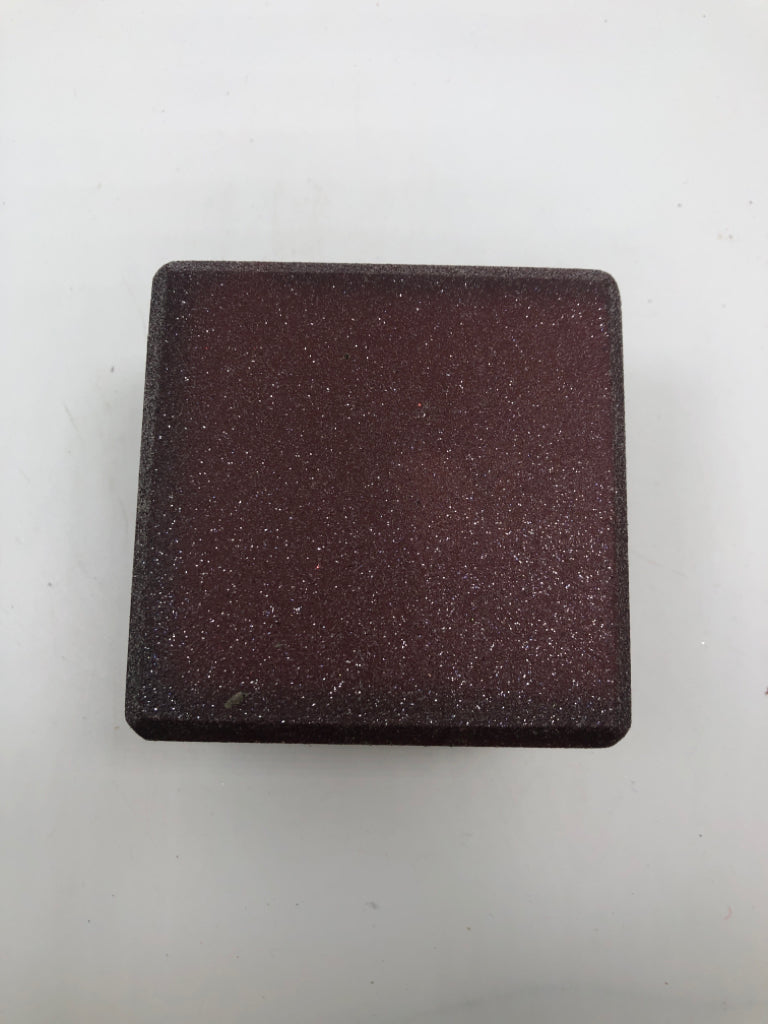 HO HO HO GLITTER RED BLOCK DECOR.
