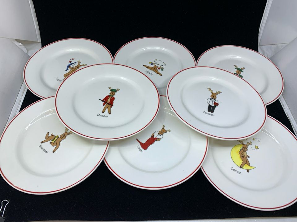8 REINDEER LUNCH PLATES.