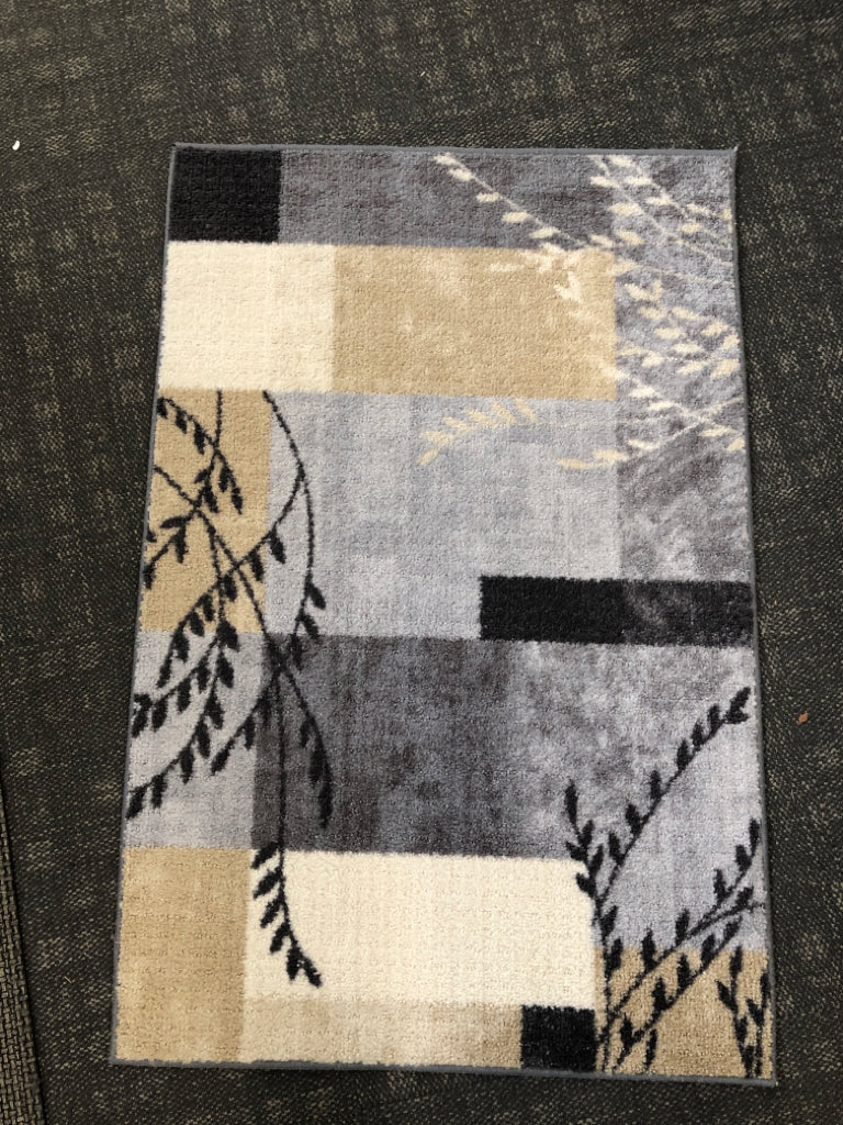 WHITE/ GREY FLORAL RUG.
